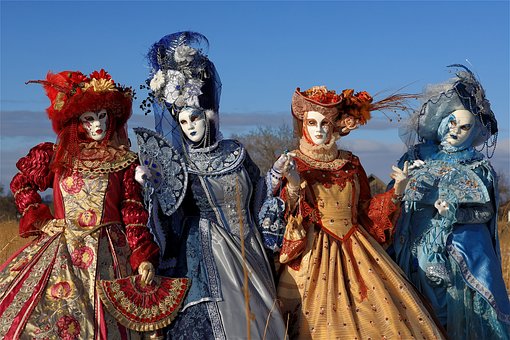 persone in maschere e costumi di carnevale